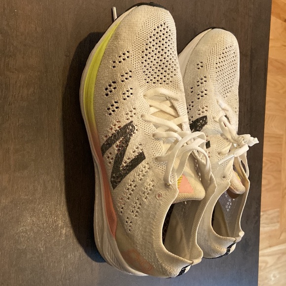 Women’s New Balance 89 degrees. Size 9. Used, good condition. - Picture 2 of 4